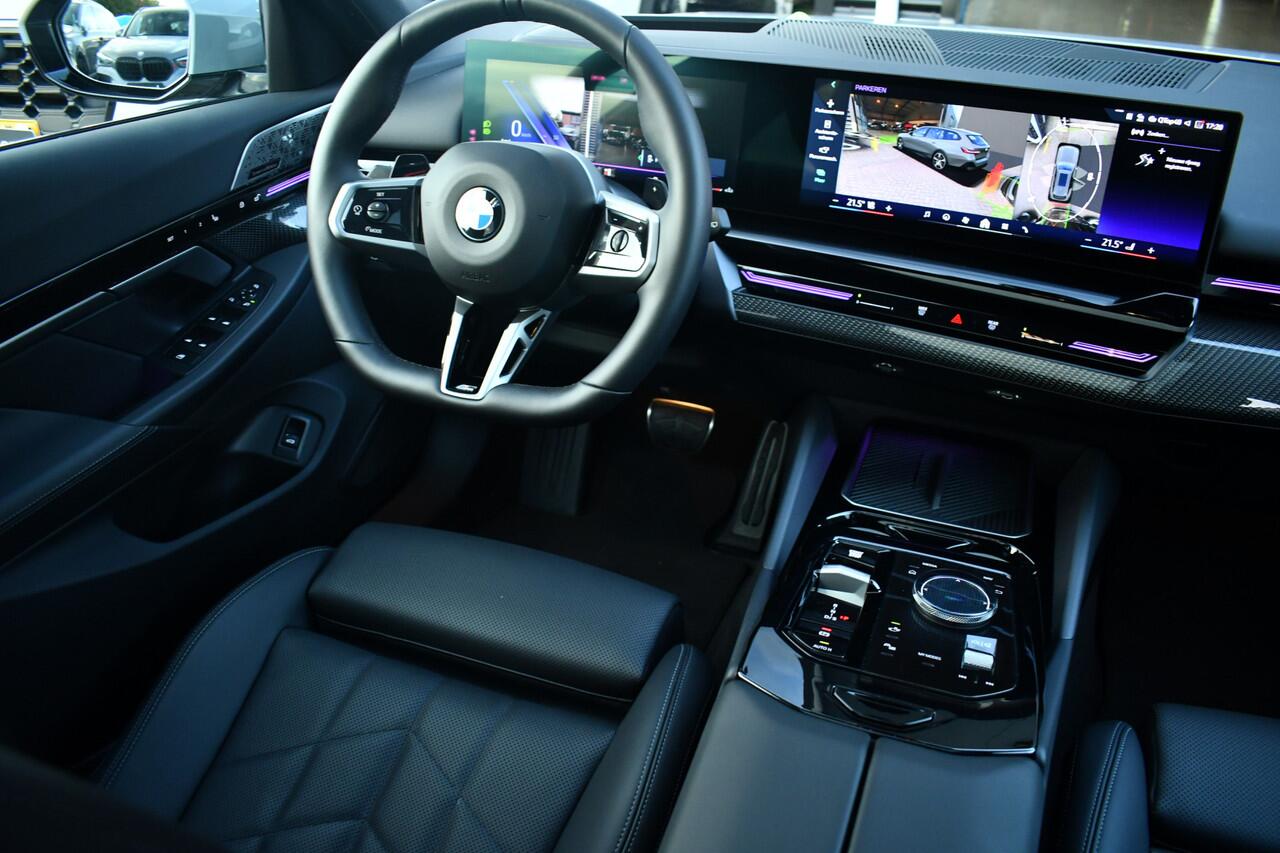 BMW 5-SERIE Touring 520i M-Sport Pano Trekh B&W 21inch ACC 360 HUD Stoelventilatie Brooklyngrau