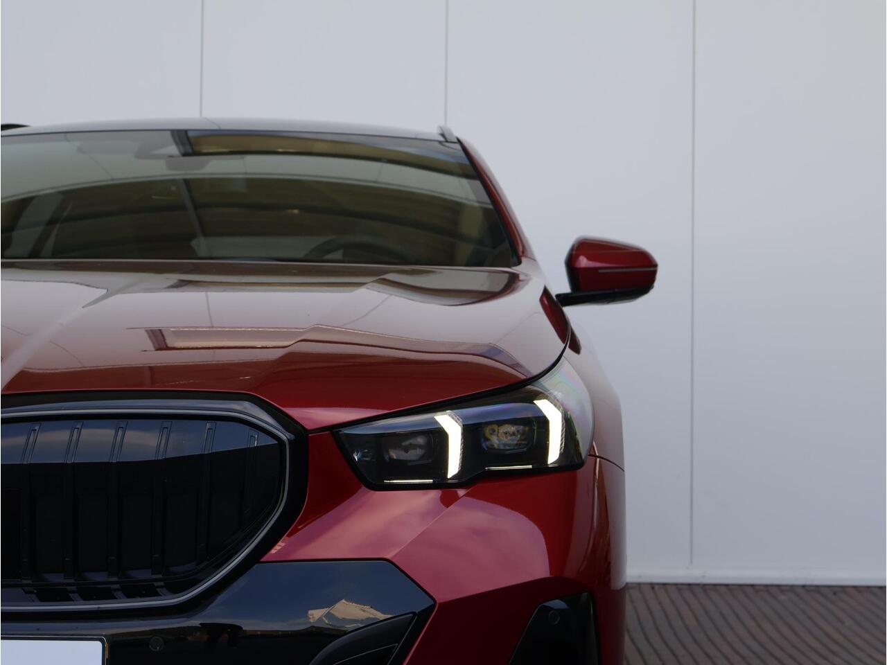 BMW 5-SERIE Touring 530e M Sportpakket Pro/ Stuurwiel verwarmd/ Comfort Access/ Elektrische Trekhaak/ panoramadak/ Stoelventilatie voorstellen/ Bowers & Wilkins