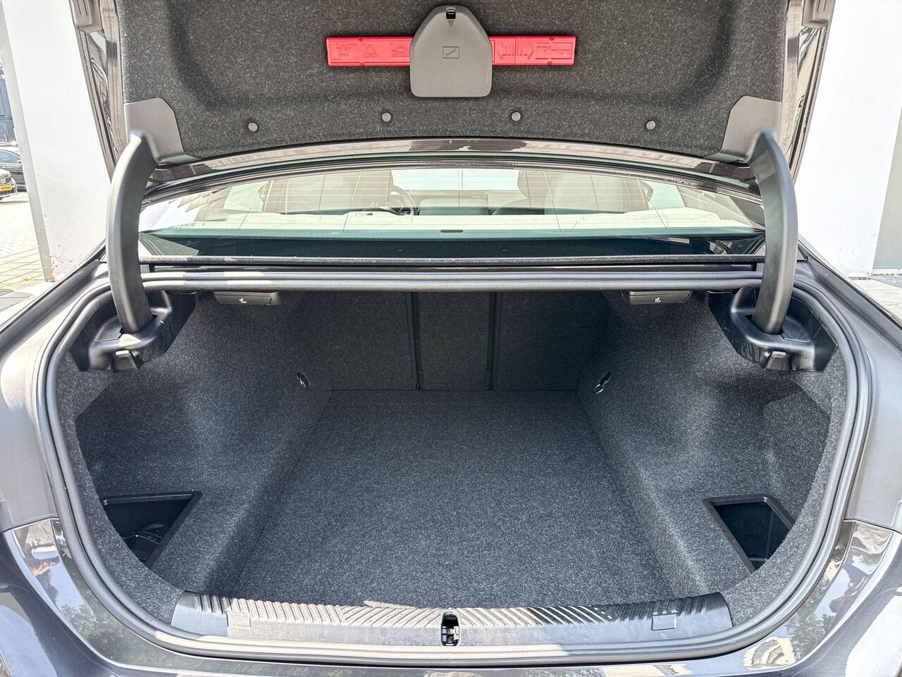 BMW 5-SERIE Sedan 550e xDrive M-Sport Pro / Driving Assistant Professional / Stoelventilatie / Harman Kardon / Parking Assistant Plus / Iconic Glow / Adaptief onderstel professional / 20 Inch / Selections