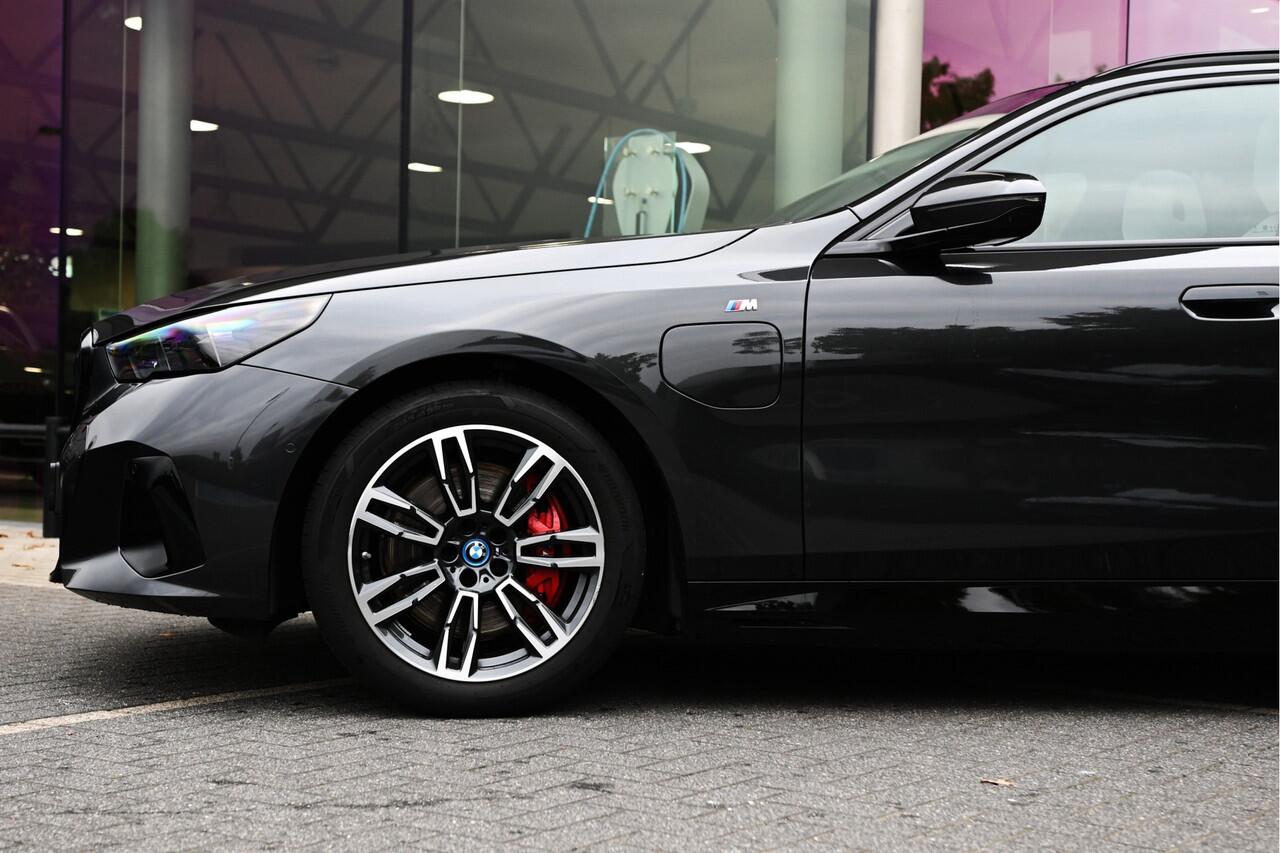 BMW 5-SERIE Touring 550e xDrive M Sport Automaat / Panoramadak / Trekhaak / Bowers & Wilkins / Adaptief onderstel professional / Parking Assistant Professional / Stoelventilatie