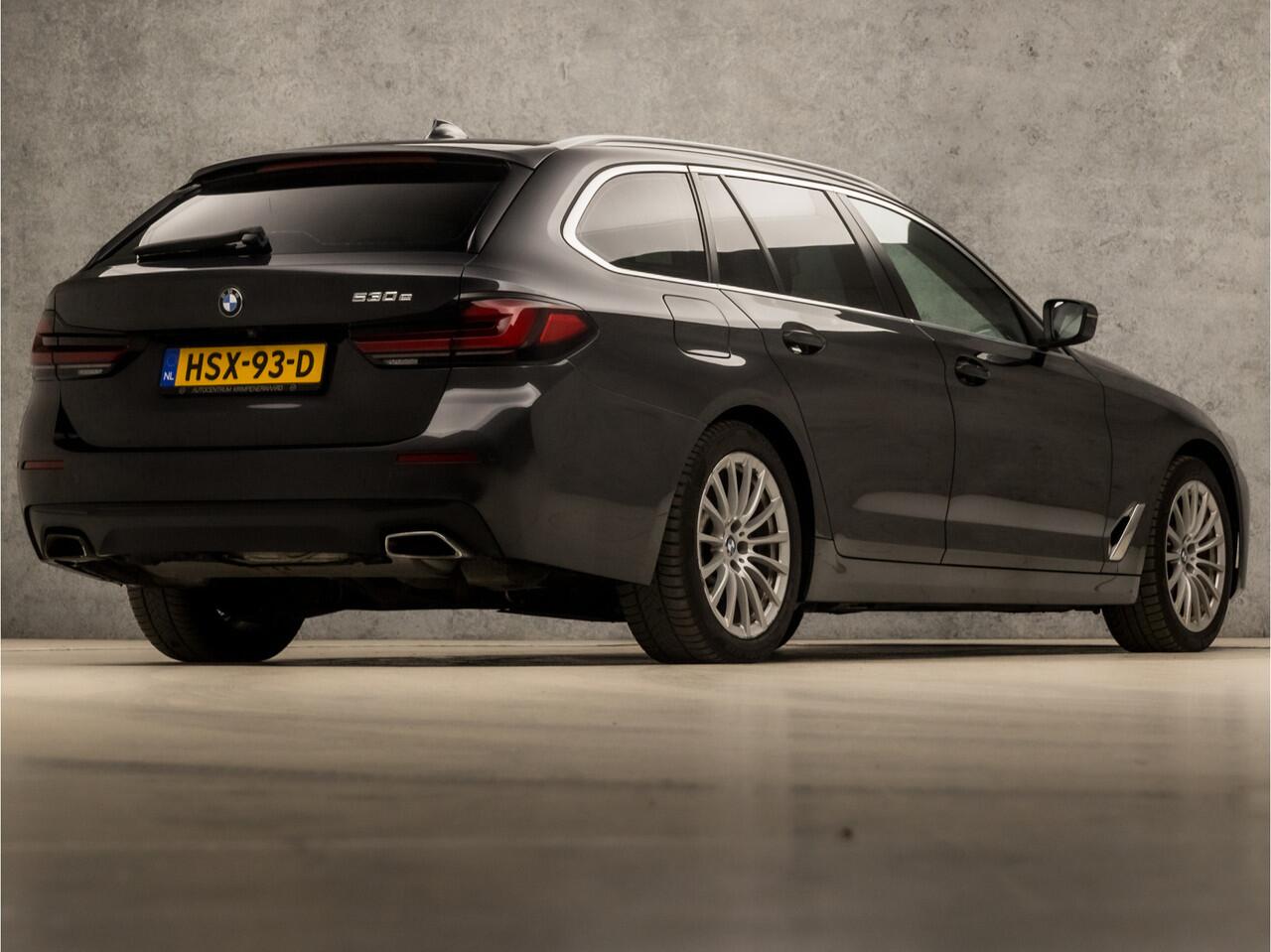 BMW 5-SERIE Touring 530e Sportline 293Pk Automaat (APPLE CARPLAY, GROOT NAVI, DEALER ONDERHOUDEN, CAMERA, SFEERVERLICHTING, LEDER, SPORTSTOELEN, ADAPTIVE CRUISE, TREKHAAK ELEKTRISCH, NIEUWSTAAT)