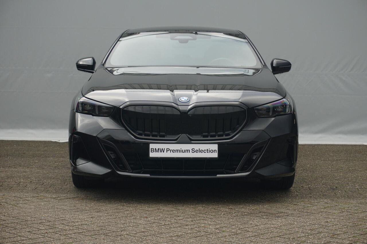 BMW 5-SERIE 530e M Sport Pro | Comfortstoelen Elektrisch met geheugen / Panoramadak / Head-up / Rondomzicht camera / Stoelventilatie / Driving Assistant Professional