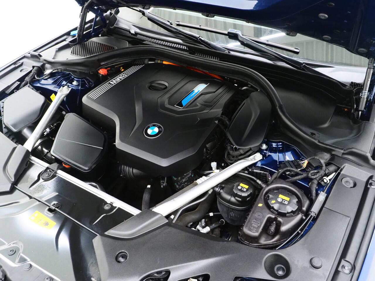 BMW 5-SERIE Touring 520e M Sport Shadow | Panoramadak | Harman/Kardon | 360 | Keyless | Head Up | Trekhaak