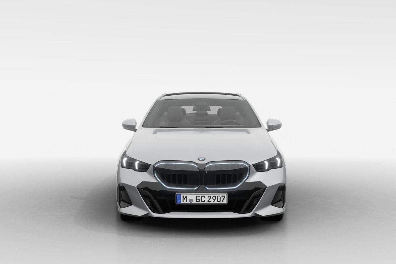 BMW 5-SERIE Touring 520i | M Sport Pro | Innovation Pack | Travel Pack | Glazen Panoramadak | VPLD