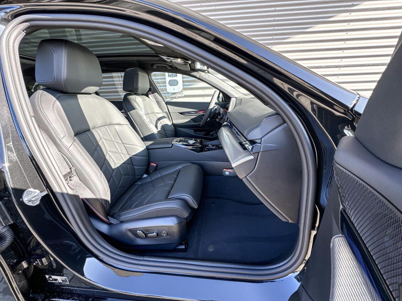 BMW 5-SERIE Touring 530e M Sportpakket Pro / Innovation Pack / Travel Pack / Comfort Pack / Panoramadak