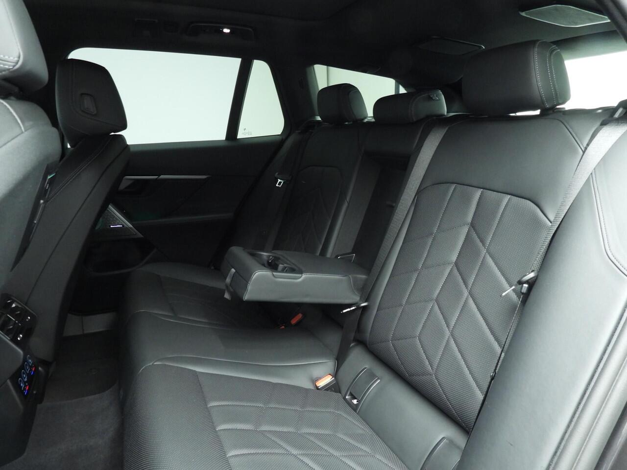 BMW 5-SERIE Touring 540d xDrive | M-Sportpakket | LED | HUD | Schuifdak | Active cruise | Trekhaak | DAB | Bowers & Wilkins sound | Alu 19 inch