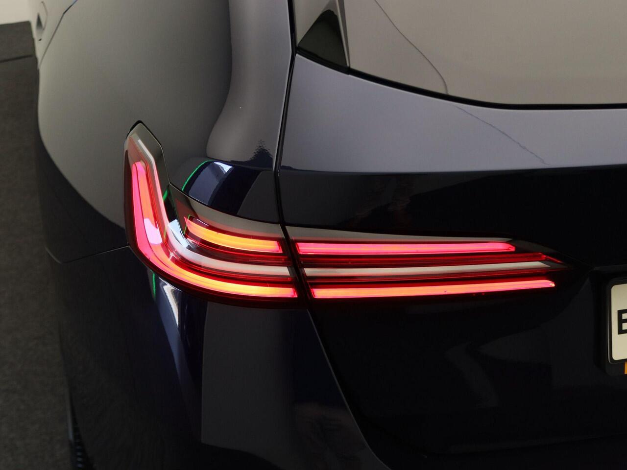 BMW 5-SERIE Touring 520d M Sportpakket | Innovation Pack | Travel Pack | Comfort Pack | Trekhaak | Harman-Kardon | 19"