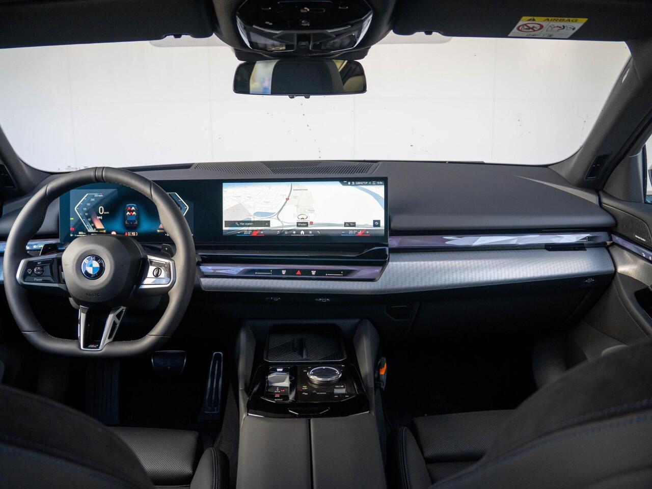 BMW 5-SERIE Sedan 520i | M Sportpakket | Innovation Pack | Stuurwielrand verwarmd | Comfort Access | Panoramadak | Stoelverwarming | Harman-Kardon | Trekhaak