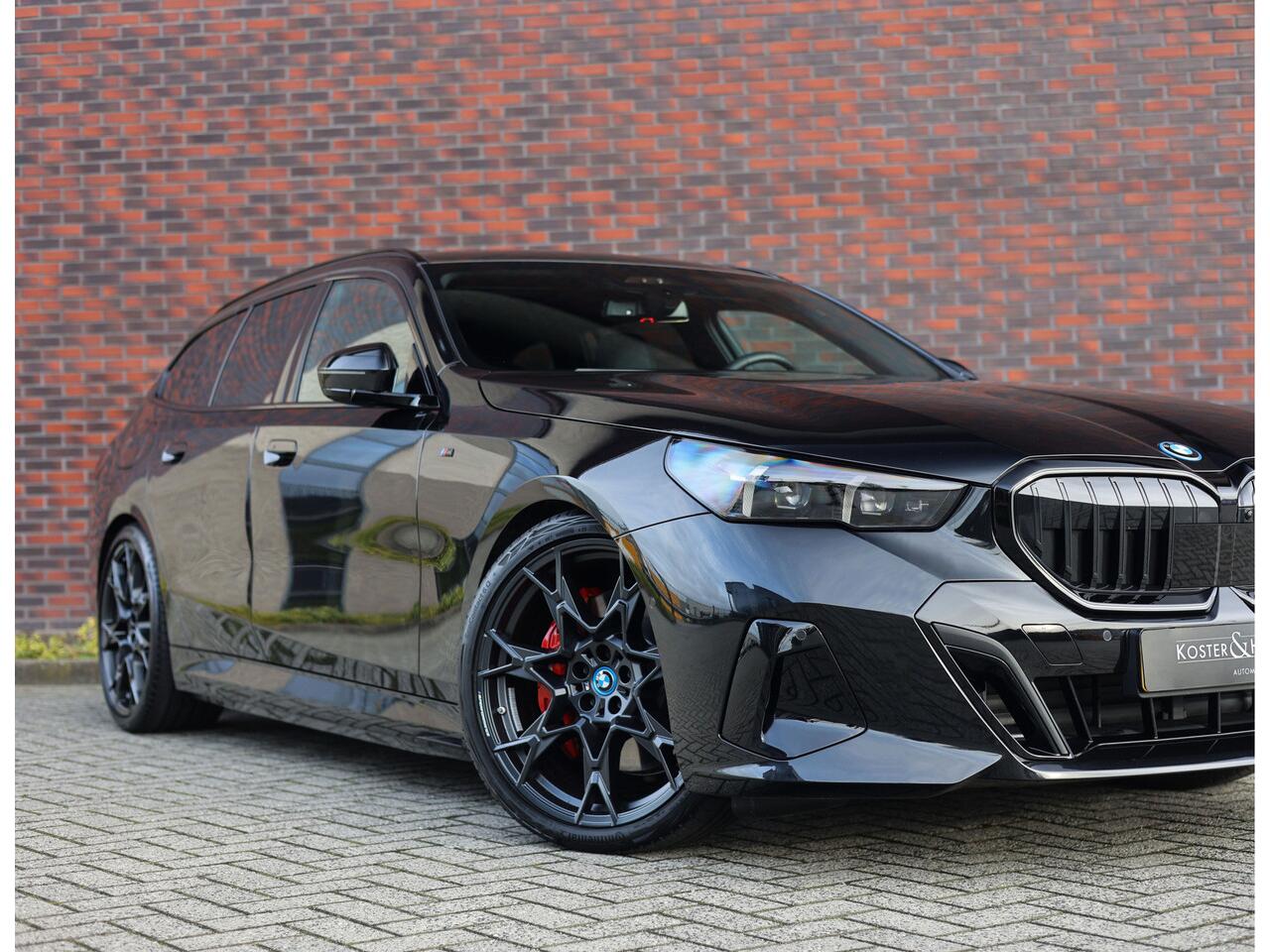 BMW 5-SERIE Touring 550e xDrive | M performance - Pano - B&W - Trekhaak