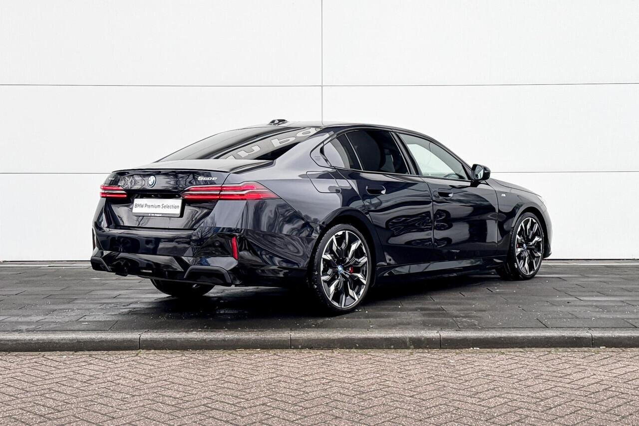 BMW 5-SERIE Sedan 550e xDrive M-Sport PRO | Trekhaak | Adaptive M-Onderstel | Panoramadak | Bowers & Wilkins