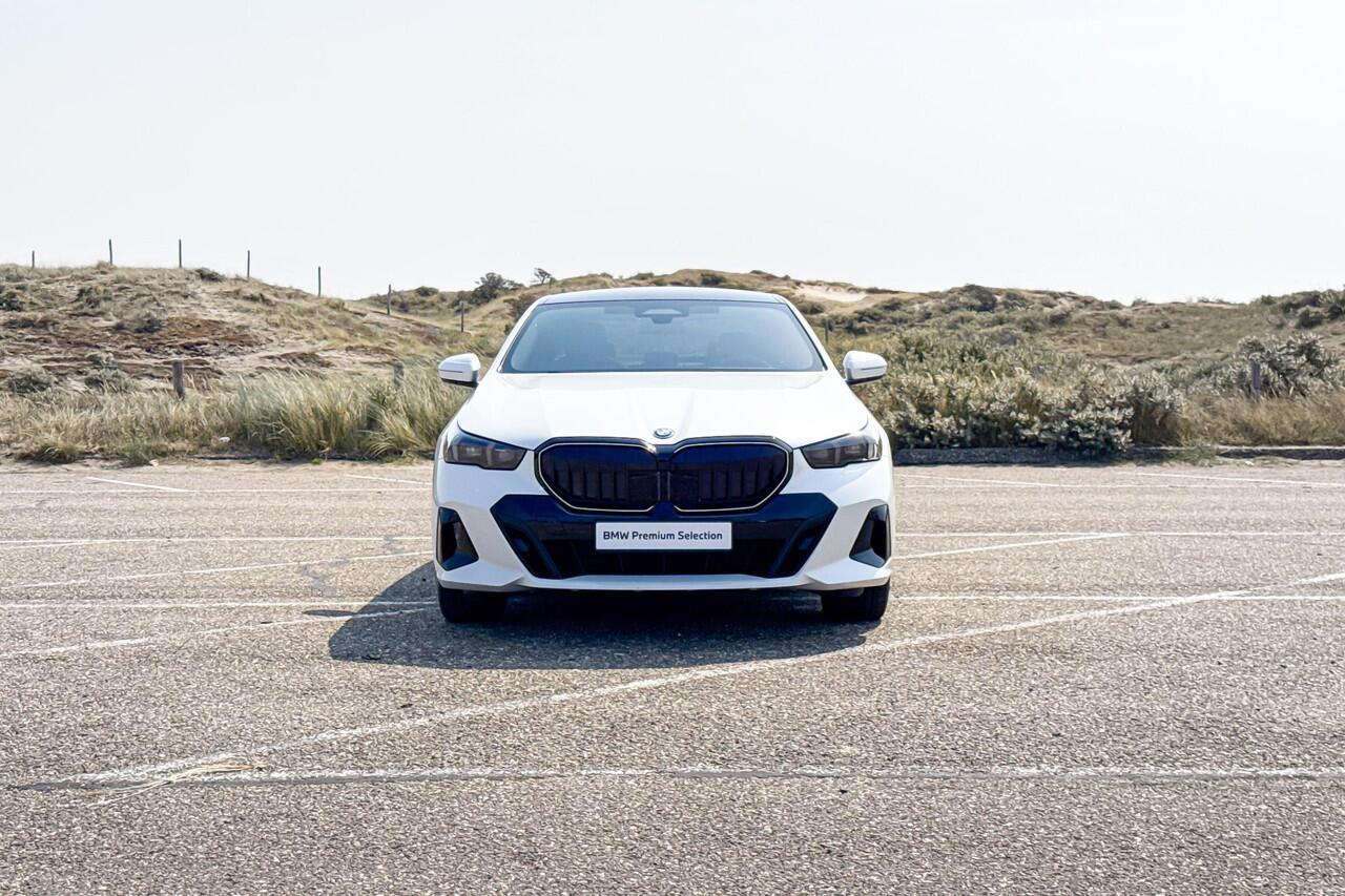 BMW 5-SERIE Sedan 550e xDrive | Selections | M Sport Pro | Glazen Panoramadak | Bowers & Wilkins | Stoelventilatie |