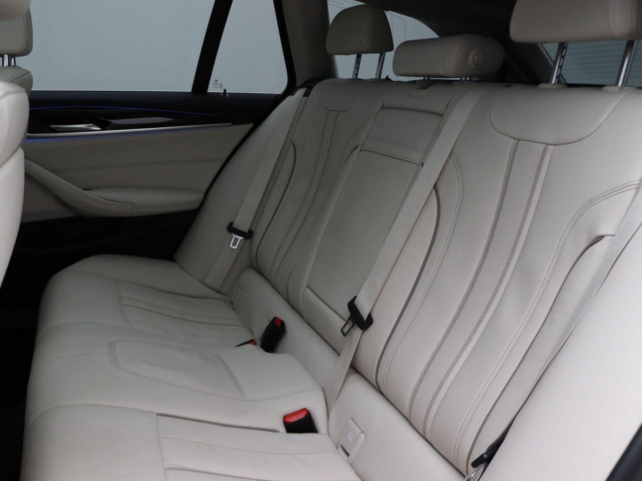 BMW 5-SERIE Touring 530e Luxuryline | Stuurwielrand Verwarmd | Trekhaak | Panoramadak | 4-zone Airconditioning | Driving Assistant Professional | Head-Up Display | 18''