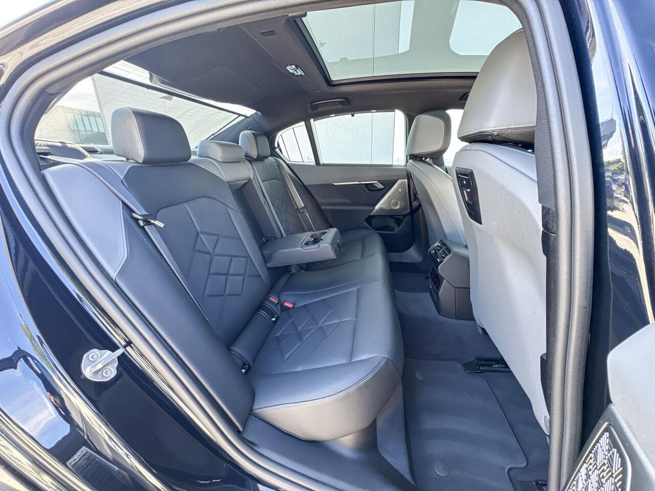 BMW 5-SERIE Sedan 550e xDrive M-Sport Pro / Bowers & Wilkins / Driving Assistant Professional / Stoelventilatie / Comfortstoelen / Head-up / Adaptief onderstel Professional / Stuurwielrand verwarming / Stoelverwarming voor & achter / Craftedclarity / Parking Assistan