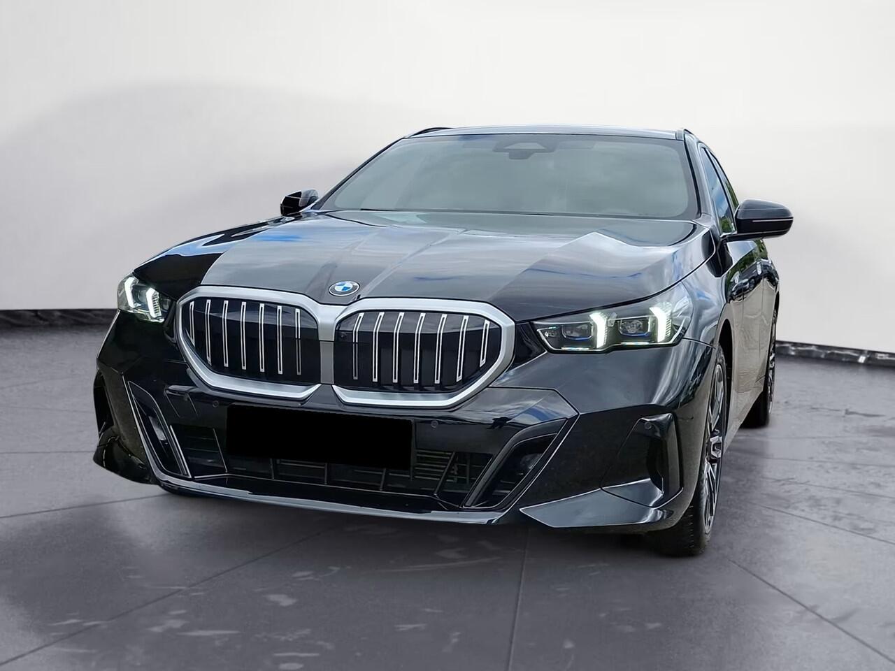 BMW 5-SERIE Touring 520d M-Sport 197 PK ACC Head-Up Trekhaak Stoelkoeling Stuurverwarming Standkachel