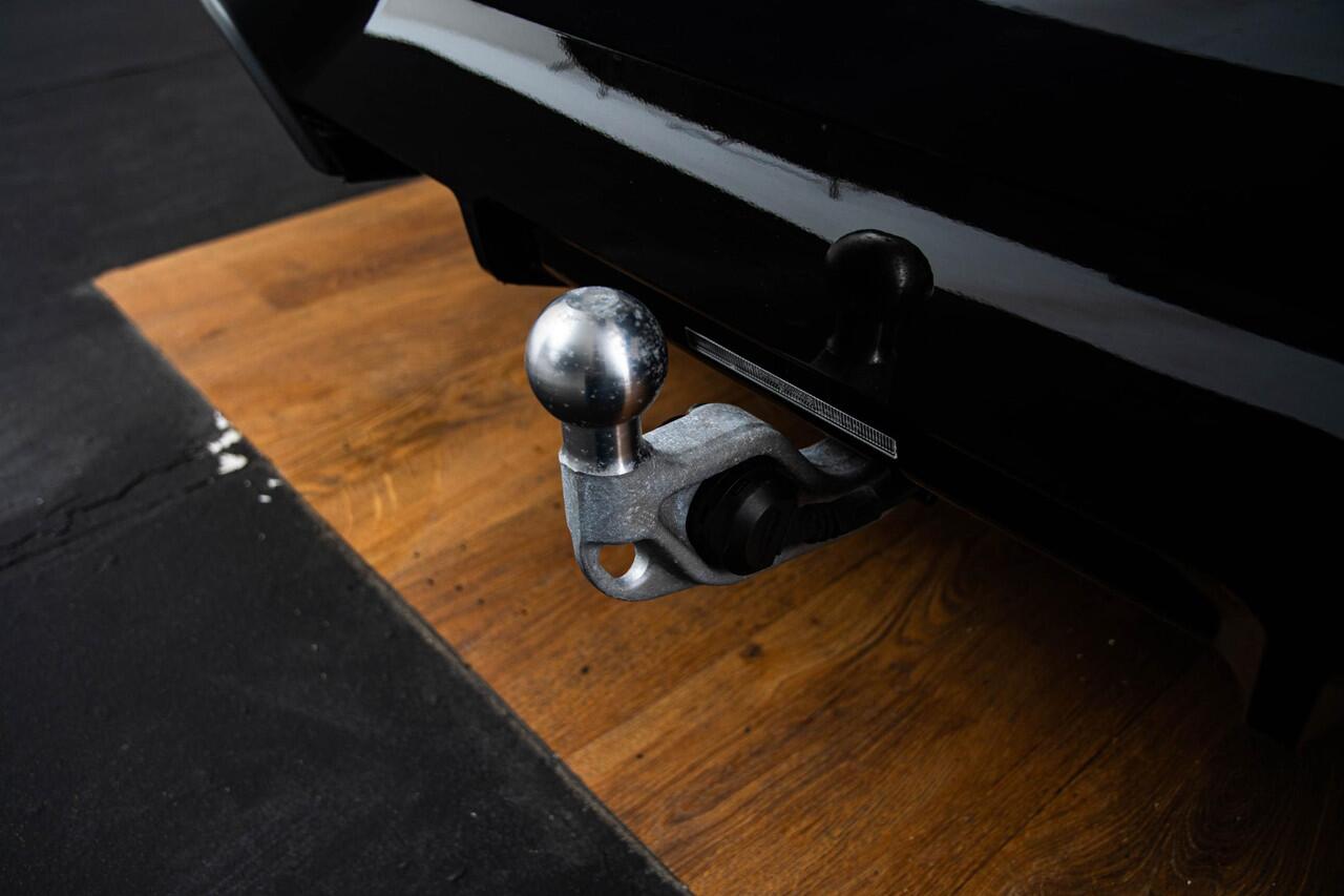 BMW 5-SERIE Touring 520i M Sport - Trekhaak - Parking/Driving Assistant - Head up - Elektrisch verstelbare/verwarmde stoelen - Stoelventilatie - Standkachel - Comfort Access - Getinte Ruiten - Stuurwielrandverwarming -