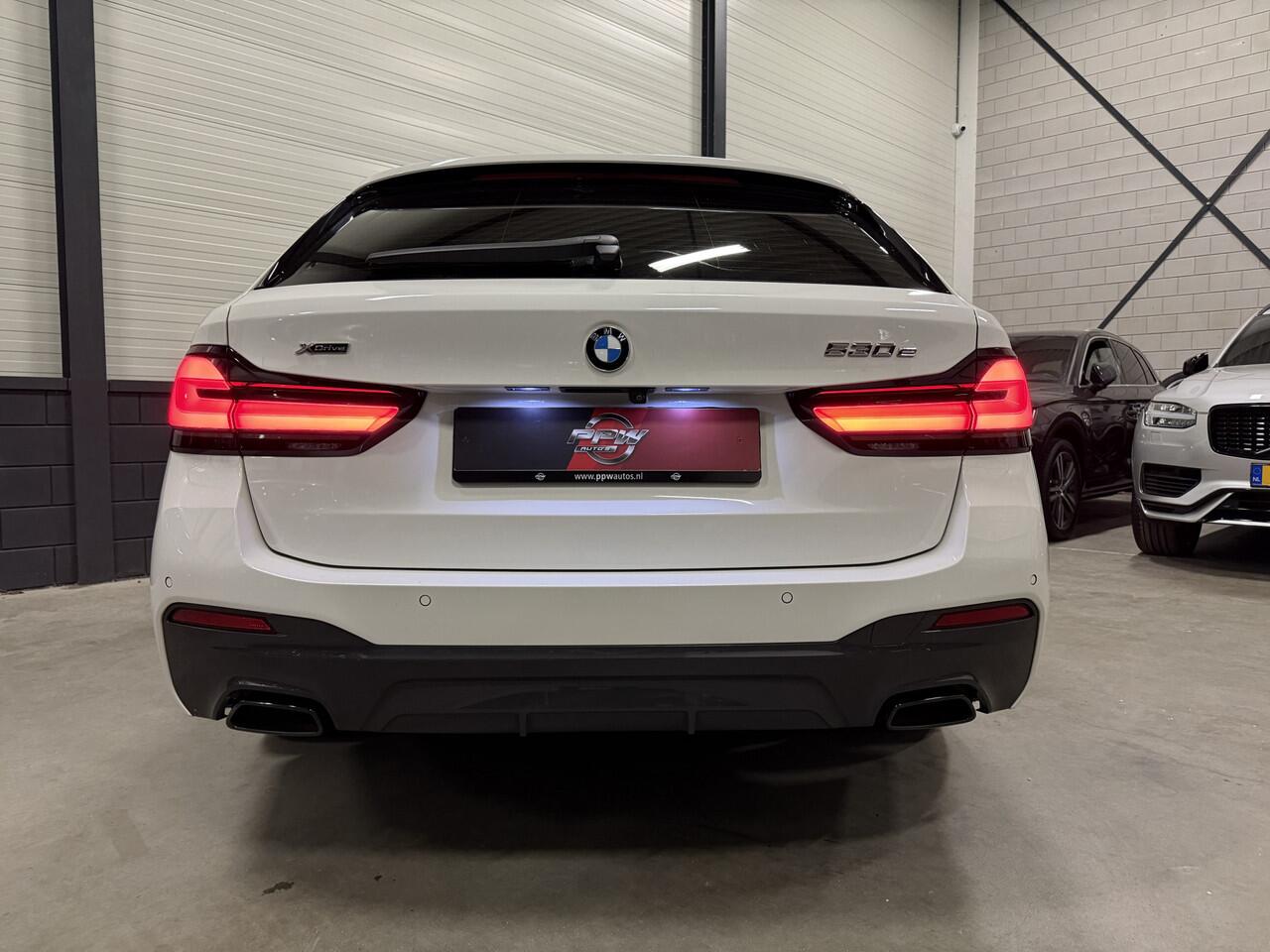 BMW 5-SERIE Touring 530e xDrive M-Sport PANO/HEAD-UP/ADAPTIVE-CHASSIS/ALCANTARA/CAMERA/LIVE-COCKPIT PRO/DAB/STANDKACHEL/SHADOW-LINE/18"/RECENT OH BEURT GEHAD BIJ BMW DEALER