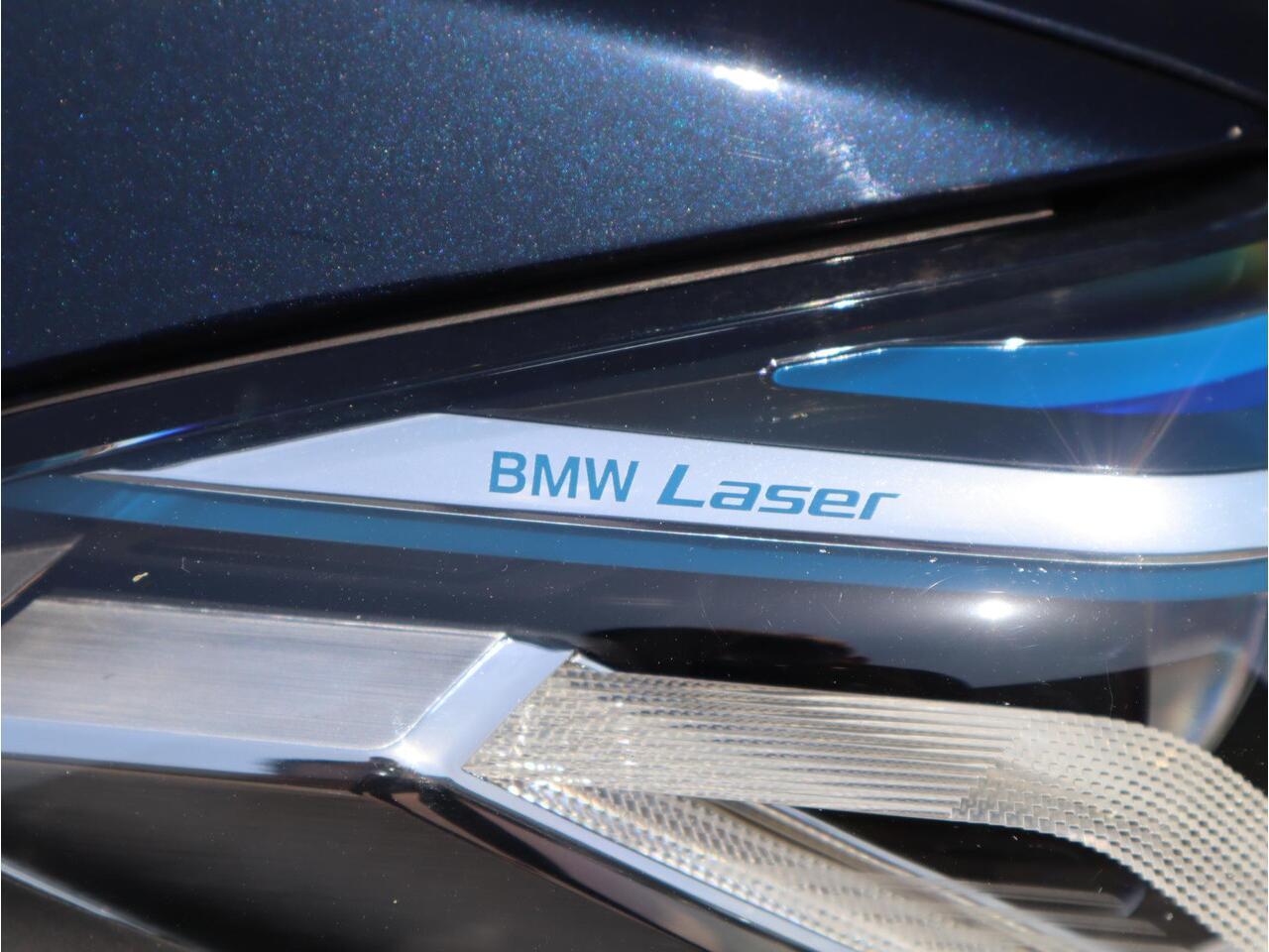 BMW 5-SERIE Touring 530d High Executive M Sport Pakket Automaat / Live Cockpit Professional / Panoramadak / Sportstoelen / 20 Inch / Laserlicht / Driving Assistant / M Sportremsysteem / Extra Getint Glas / Shadow Line / Head-Up Display