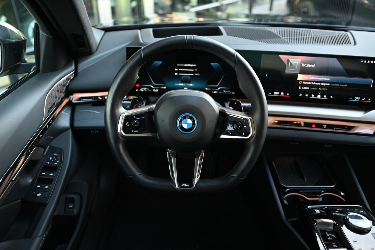 BMW 5-SERIE 550e xDrive M Sport Automaat / Trekhaak / Bowers & Wilkins / Parking Assistant Professional / Adaptieve LED / Stoelventilatie / Adaptief onderstel professional