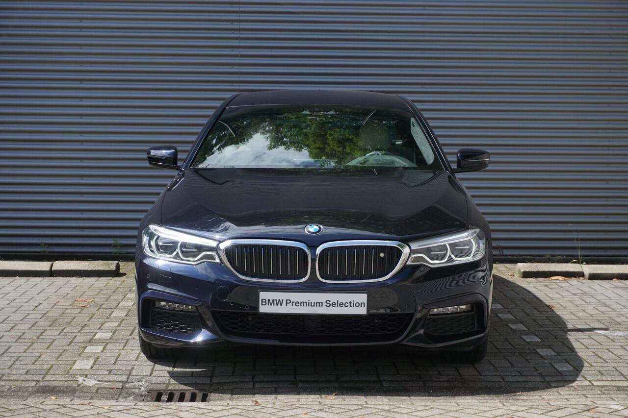 BMW 5-SERIE 530e xDrive M Sportpakket | Entertainment | 19 inch M Dubbelspaak (styling 664M)in Orbit Grey | Pack BMW Head-Up Display | Harman Kardon Surround Sound Systeem |