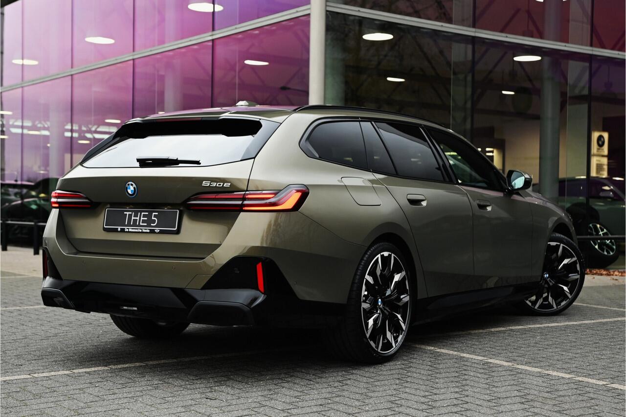 BMW 5-SERIE Touring 530e M Sport Automaat / Panoramadak / Trekhaak / Bowers & Wilkins / Adaptieve LED / Comfort Access / Parking Assistant Plus / Stuurverwarming