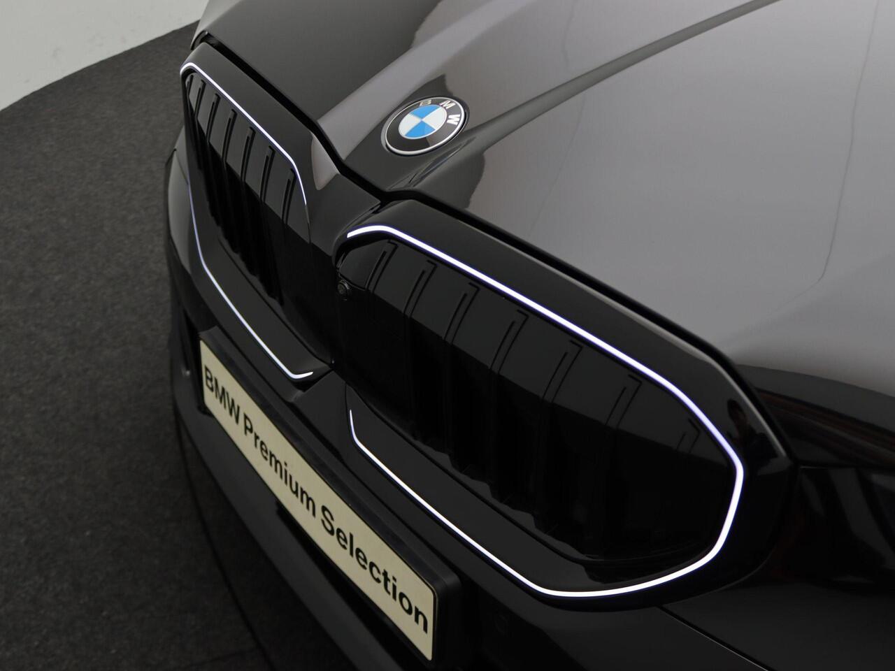 BMW 5-SERIE Touring 520i M Sportpakket Pro | Iconic Glow | Panoramadak | Trekhaak | Travel Pack | Innovation Pack | Comfort Pack | Showroom Selection