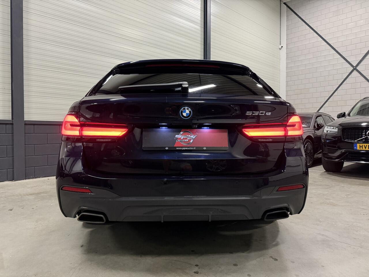 BMW 5-SERIE Touring 530e M-Sport bwjaar 06-2022 PANO/HARMAN&KARDON/360CAMERA/ALCANTARA-SPORT/STANDKACHEL/CARPLAY/18"M-SPORT/PRIVACY/SHADOW-LINE/CARBONSCHWARZ/RECENT OH BEURT GEHAD BIJ BMW DEALER