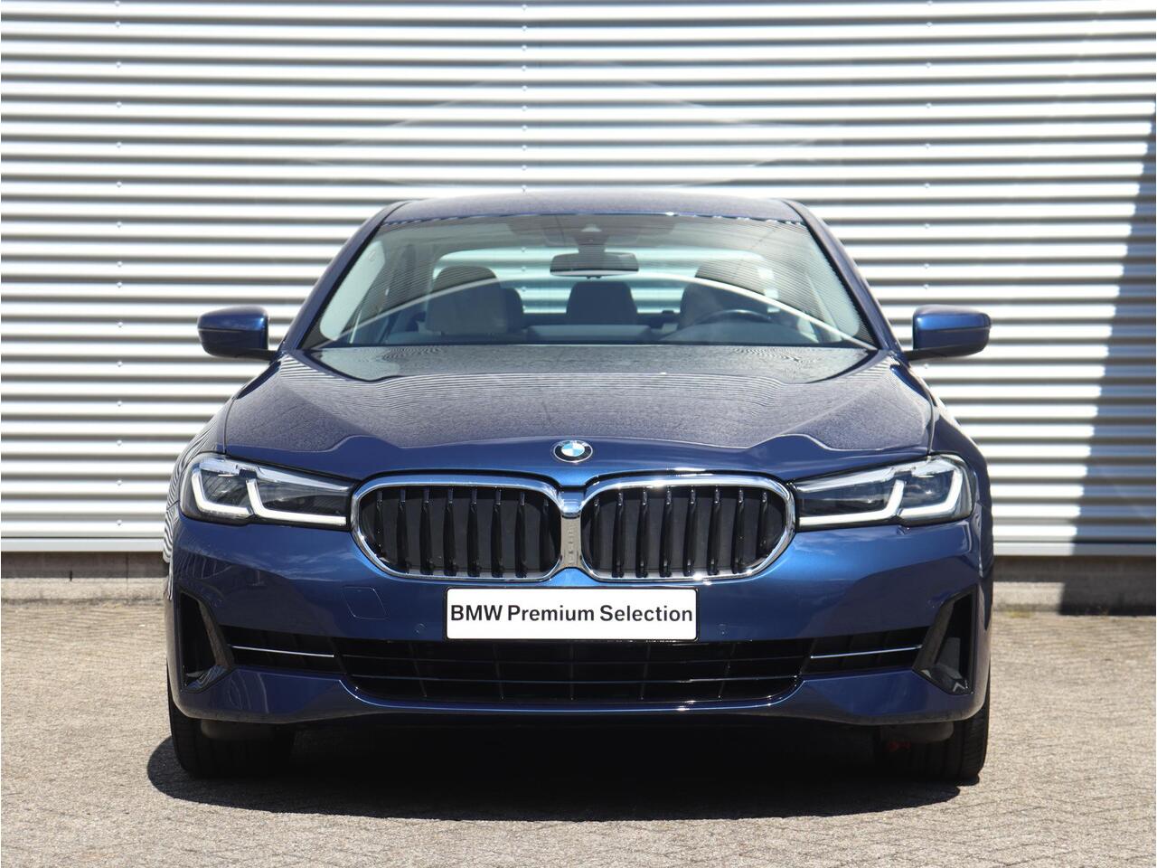 BMW 5-SERIE Sedan 520i | High Executive | Comfortstoelen | Verwamde Voorstoelen | Adaptieve LED Koplampen | Sportstuur | Climate Control | 17'' LMV