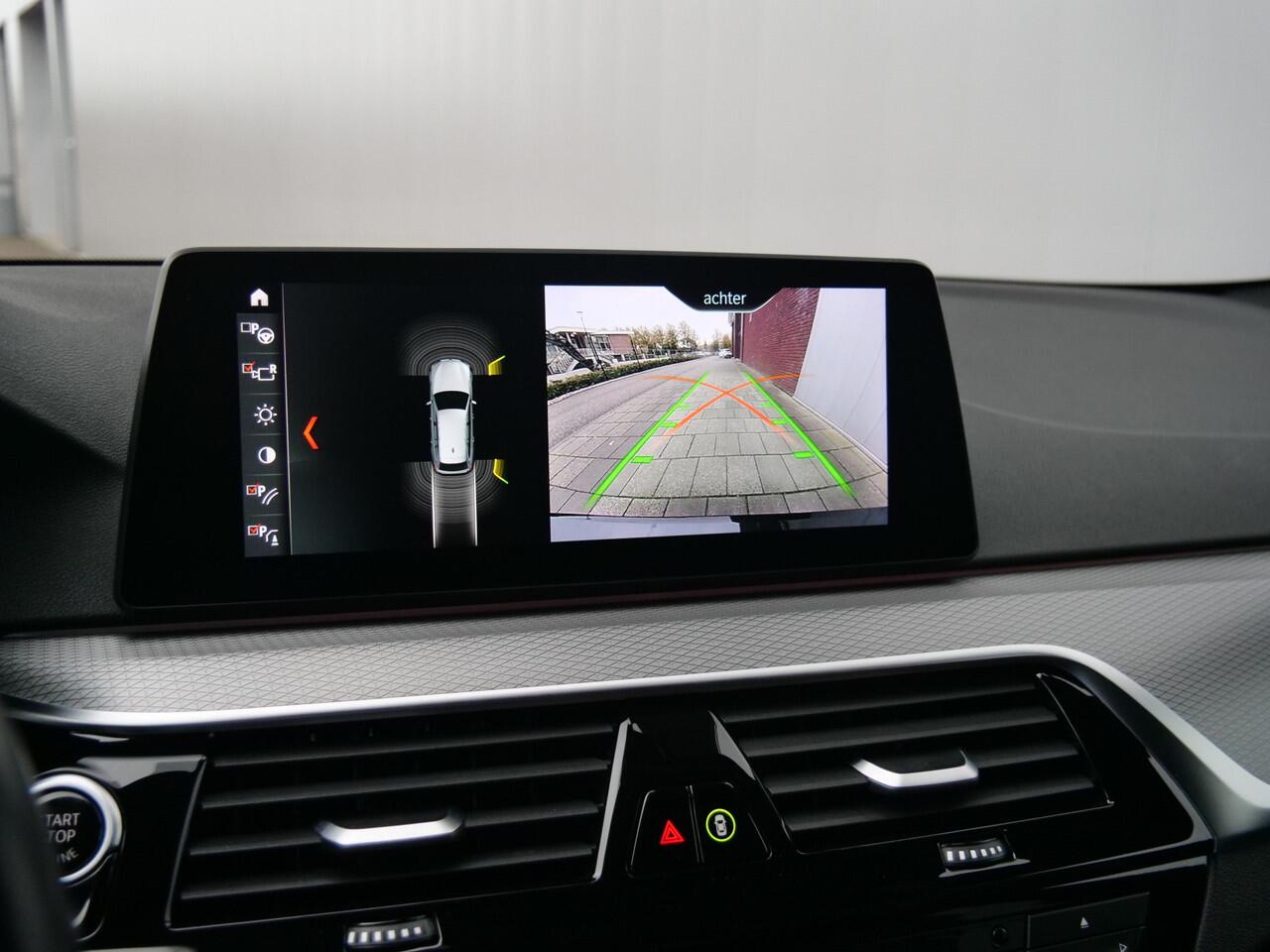BMW 5-SERIE Touring 530i 252pk High Executive M-Sport Automaat Navigatie / LED / Privacy glas / Camera
