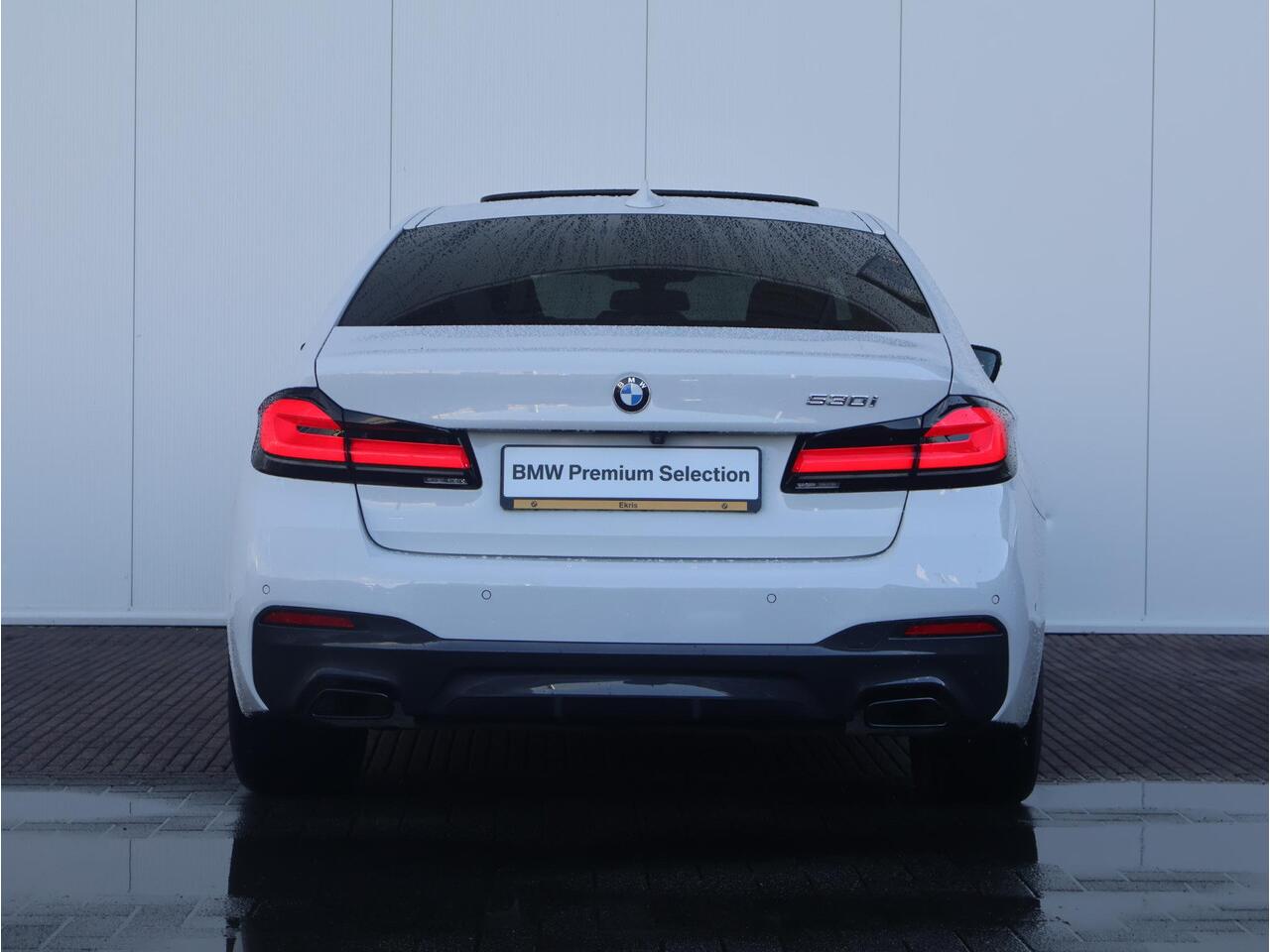 BMW 5-SERIE 530i Business Edition Plus M-Sportpakket / HIFI / Schuif - Kanteldak / Driving assistant Professional / Head up Display / 20 '' /