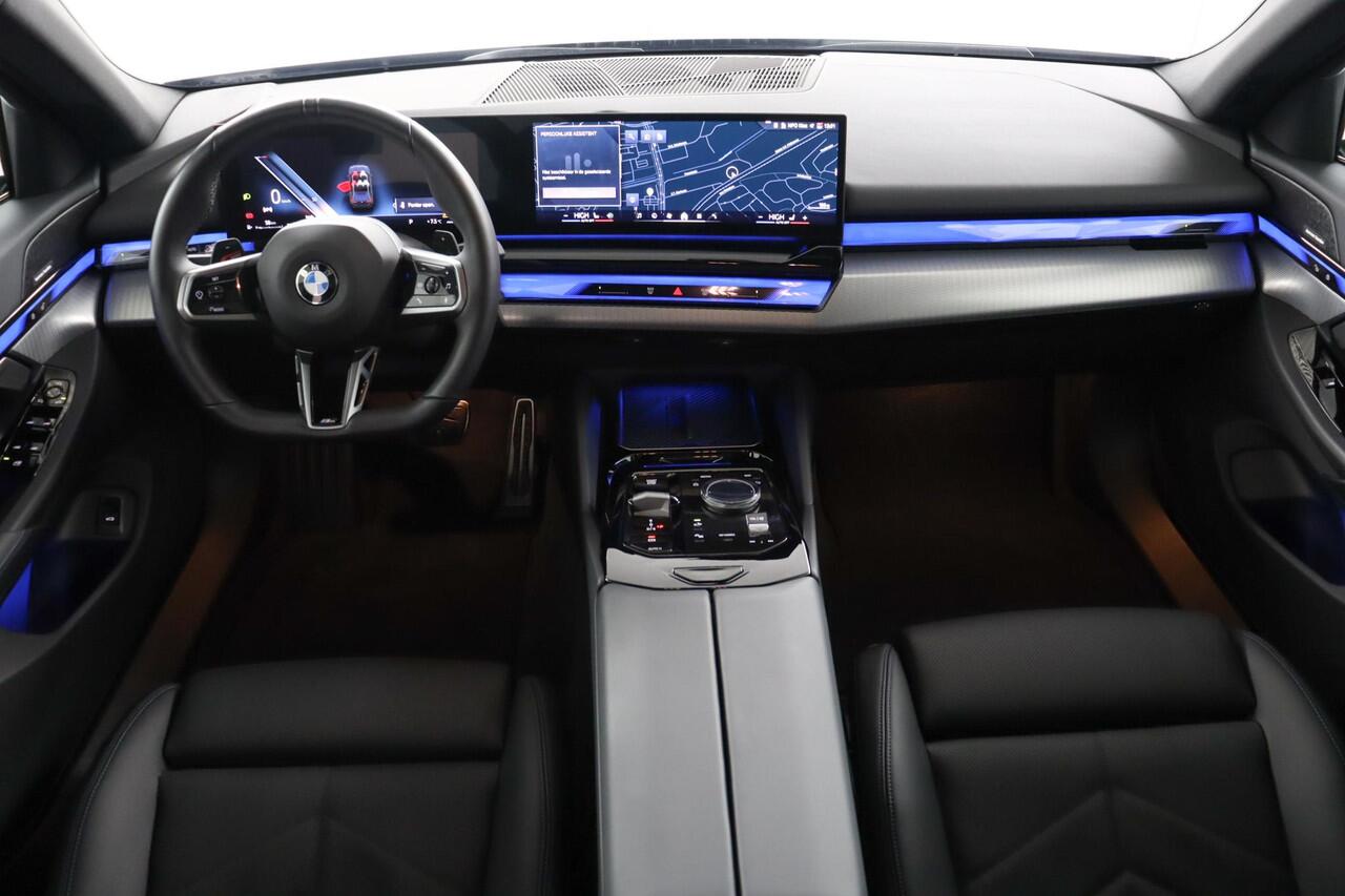 BMW 5-SERIE Touring 520i | M Sportpakket Pro | Driving Assistant Plus | Panoramadak | Harman/Kardon | Adaptieve LED koplampen | Iconic Glow |