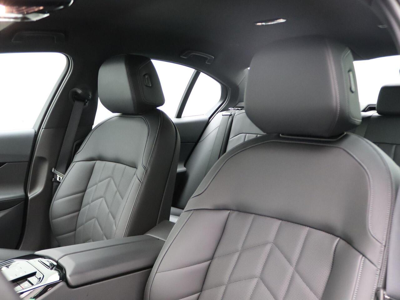 BMW 5-SERIE Sedan 530e M Sportpakket | Comfort Pack | Stuurwielrand Verwarmd | Trekhaak | Comfortstoelen | Driving Assistant | 4-zone airconditioning | 20''