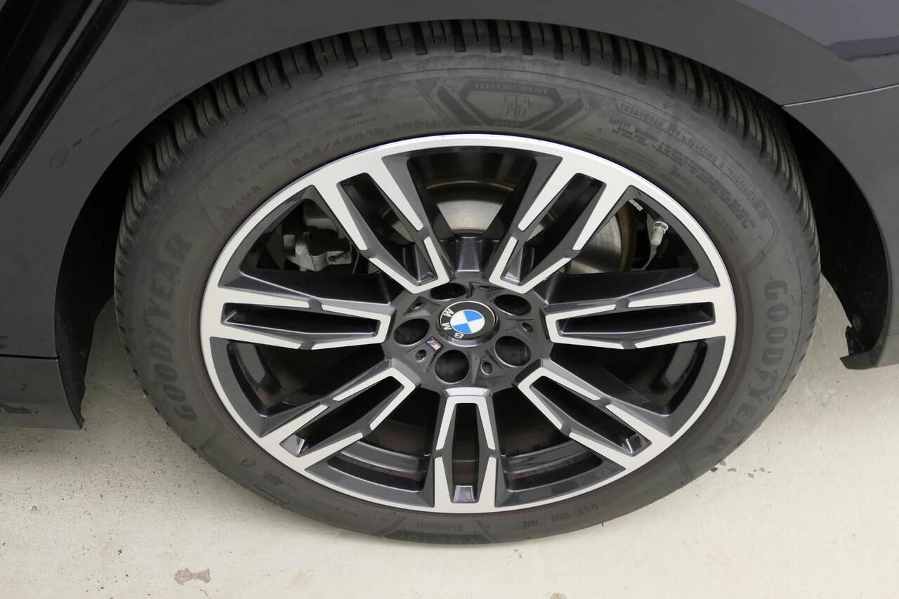 BMW 5-SERIE Touring 520i M-Sport | Panorama | Driving Assistant Plus | Harman Kardon | Standkachel | Trekhaak | Carbon interieurlijsten Mild Hybrid