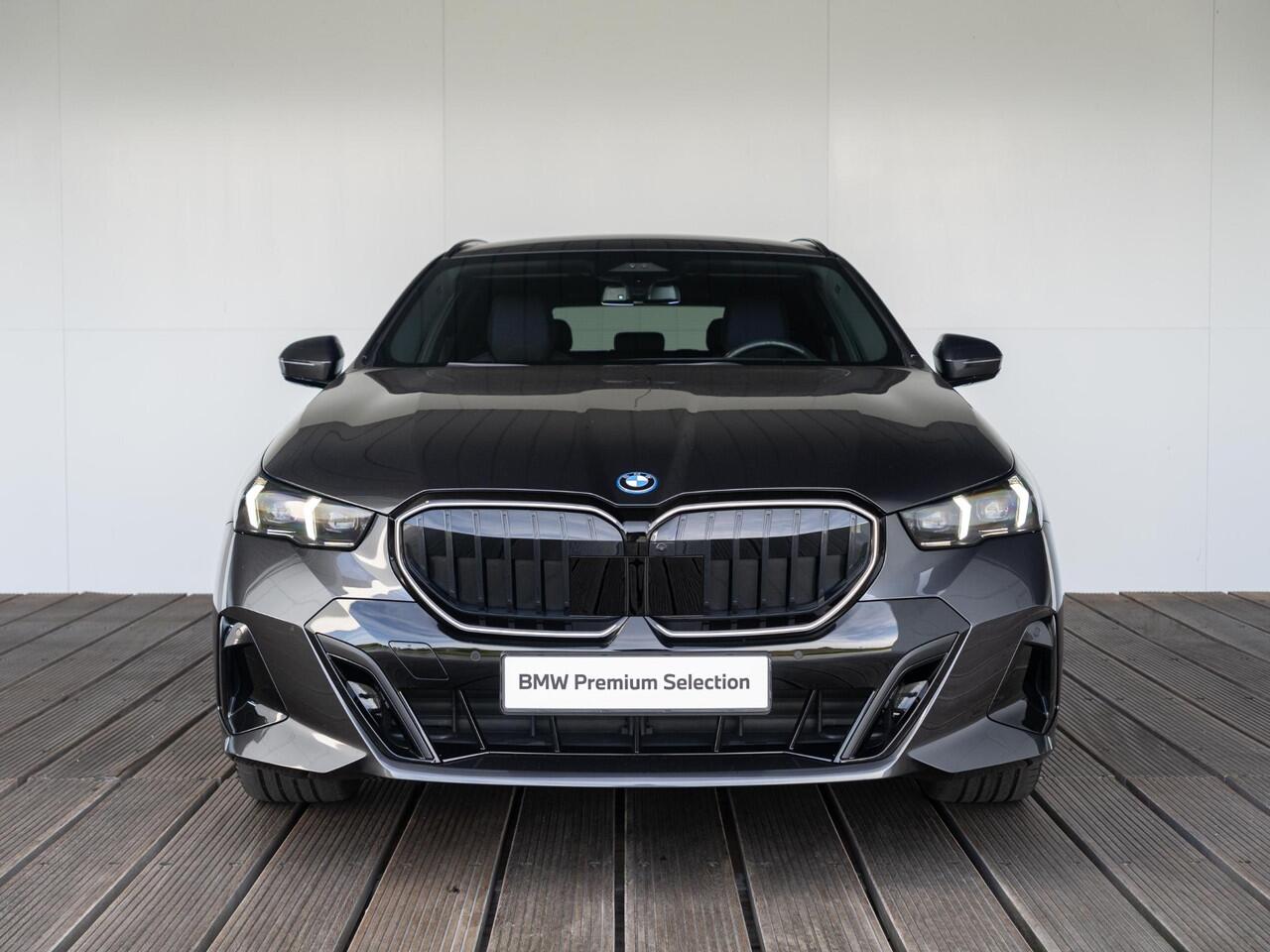 BMW 5-SERIE Touring 530e xDrive | M Sportpakket Pro | Innovation Pack | Bowers & Wilkins | Verwarmd Stuurwiel | Comfort Access | Panoramadak | Trekhaak