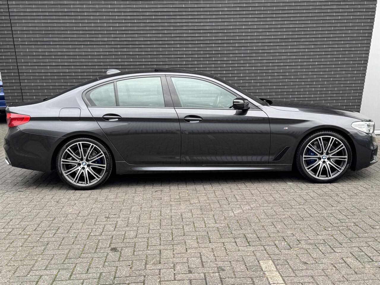 BMW 5-SERIE Sedan 530i High Executive M Sport Pakket Automaat / Navigatie Professional / Schuif-/kanteldak / Harman Kardon / Comfortstoelen / Soft Close / Head-Up Display / 20 Inch / Leder / Active Steering