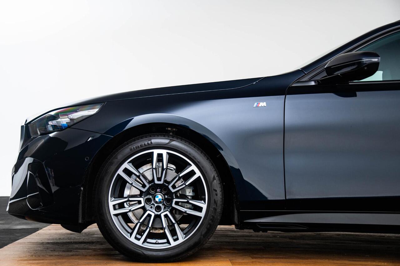 BMW 5-SERIE Touring 520i M Sport - Trekhaak - Parking/Driving Assistant - Head up - Elektrisch verstelbare/verwarmde stoelen - Stoelventilatie - Standkachel - Comfort Access - Getinte Ruiten - Stuurwielrandverwarming -