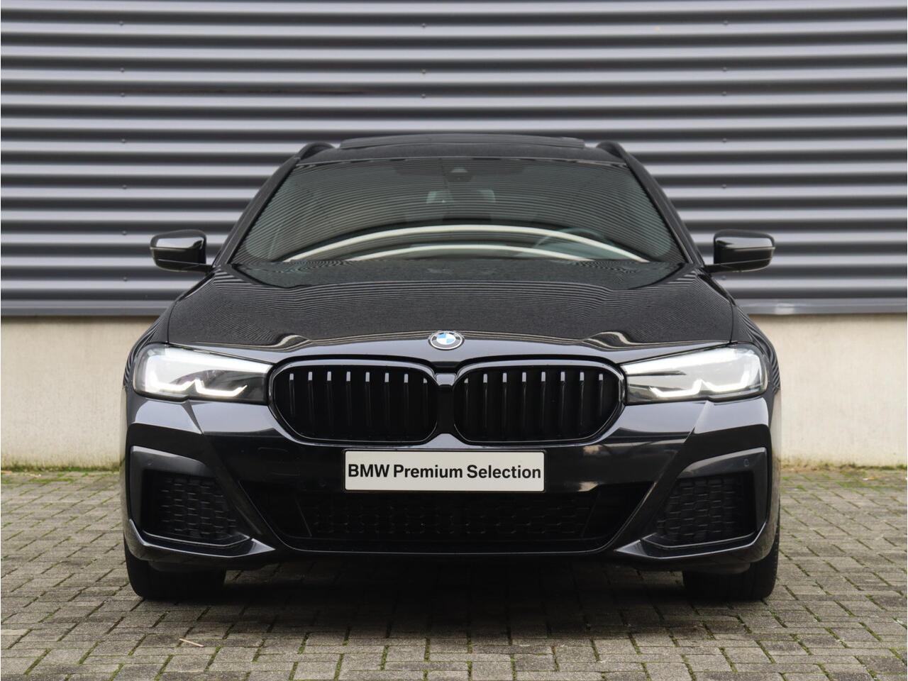 BMW 5-SERIE Touring 530i | High Executive | M Sportpakket | Panodak | Head-Up | HiFi | Achteruitrijcamera | Comfort Access | M Sportstoelen | Elektr. Achterklep | 19'' LMV