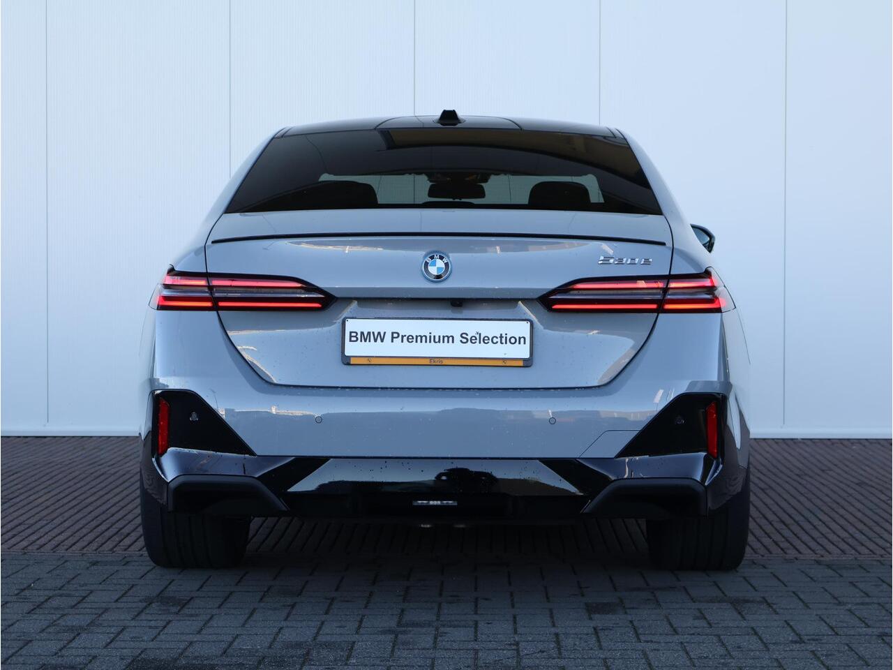 BMW 5-SERIE 530e M Sport Edition M Sportpakket Pro/ Comfort Access/ Elektrische Trekhaak/ panoramadak/ Driving Assistant Professional/ Bowers & Wilkins/ Stuurwiel Verwarming