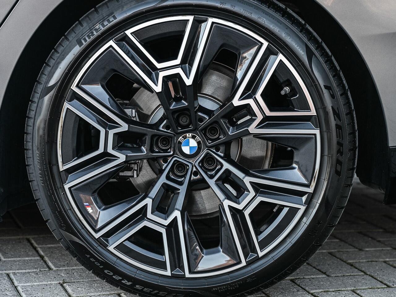 BMW 5-SERIE Touring 530e XDRIVE | SHADOW LINE | M-SPORT | COMFORT ACCESS | ACTIVE CRUISE | BOWERS & WILKINS | 360 CAMERA | STUUR- EN STOELVERWARMING | LEDER | AMBIANCE | ASSISTANCE PLUS PAKKET | EL. TREKHAAK | ADAPTIVE LED | M-SPORT SUSPENSION