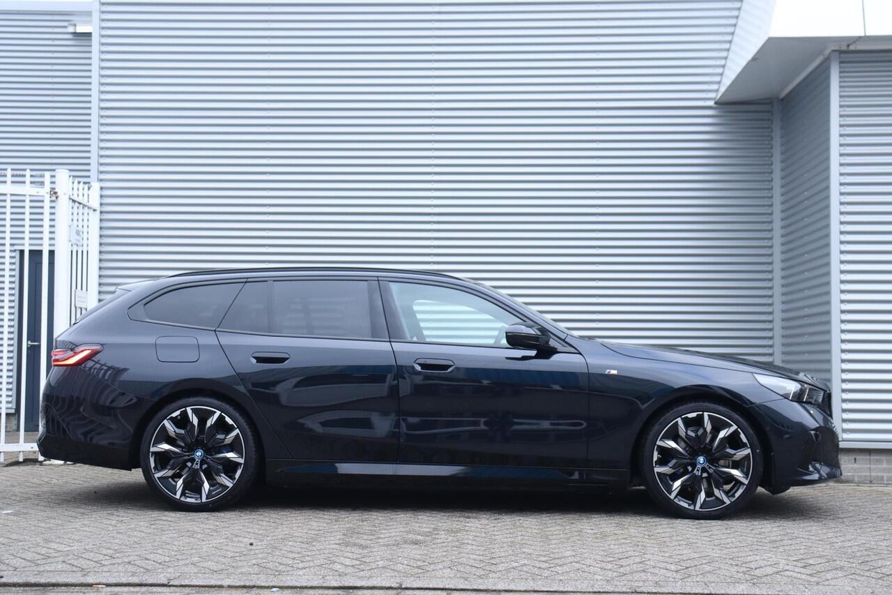 BMW 5-SERIE Touring 530e | M Sportpakket Pro | Panodak | Driving Assistant Plus | Head-Up | Parking Assistant Plus | Stoelventilatie | Comfortstoelen | 21'' LMV | Ekris Selection