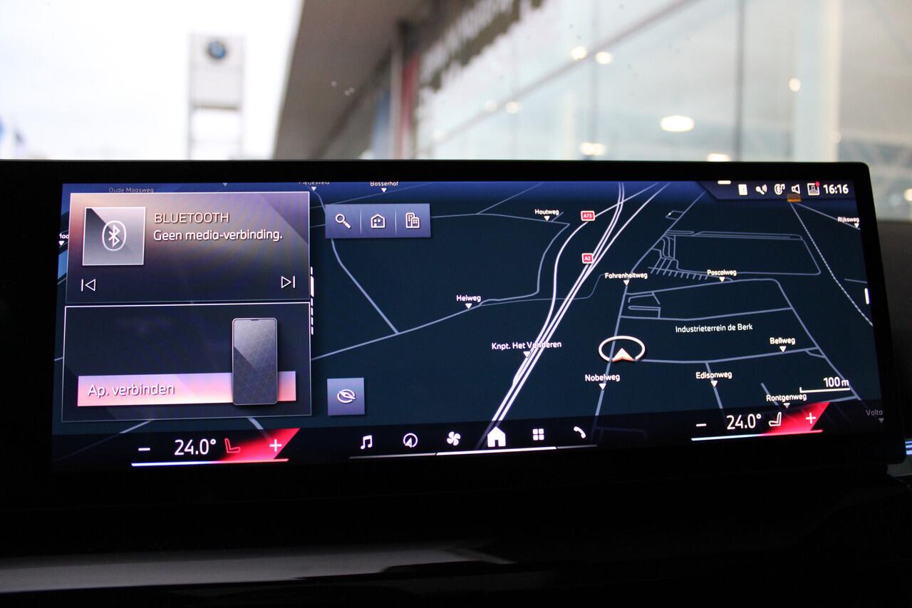 BMW 5-SERIE Touring 530e M Sport Automaat / Panoramadak / Trekhaak / Achteruitrijcamera / Adaptieve LED / M Sportonderstel / Stoelverwarming