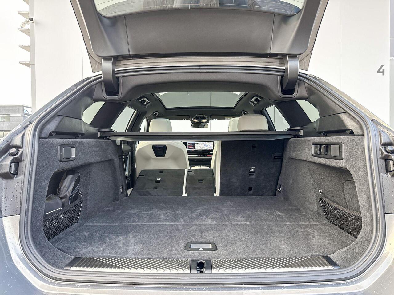 BMW 5-SERIE Touring 530e M Sport M-Sport Pro / Elektrisch Wegklapbare Trekhaak / 20 inch / Driving Assistant Professional / Innovation Pakket / Travel Pack