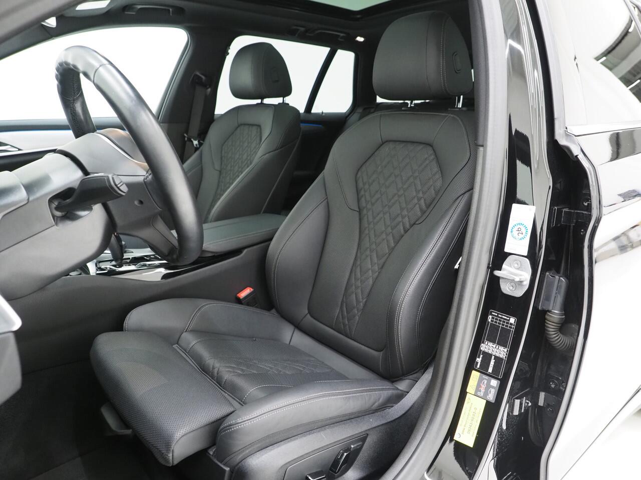 BMW 5-SERIE Touring 530e xDrive Full Black | Panoramadak | M Sportstuur | Sfeerverlichting | Dodehoekdetectie | Carplay