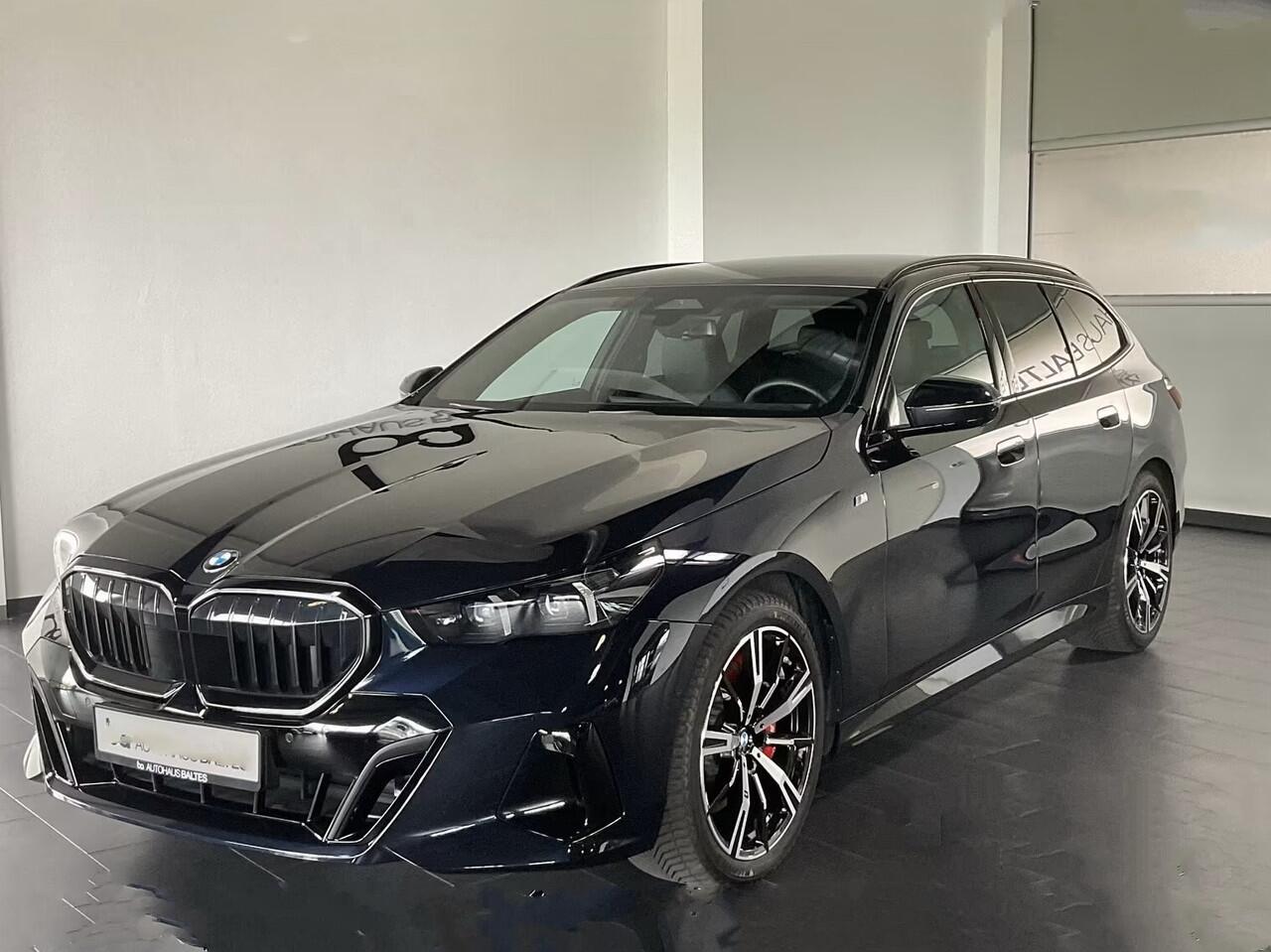 BMW 5-SERIE Touring 540d xDrive M-SPORT Pro ** LED, PANORAMA, LEDER, 20-inch LMV, ICONIC GLOW, TREKH ** Ex BMW - ¤ 27.800 onder NP ** ** INFORMEER OOK NAAR ONZE AANTREKKELIJKE FINANCIAL-LEASE TARIEVEN **
