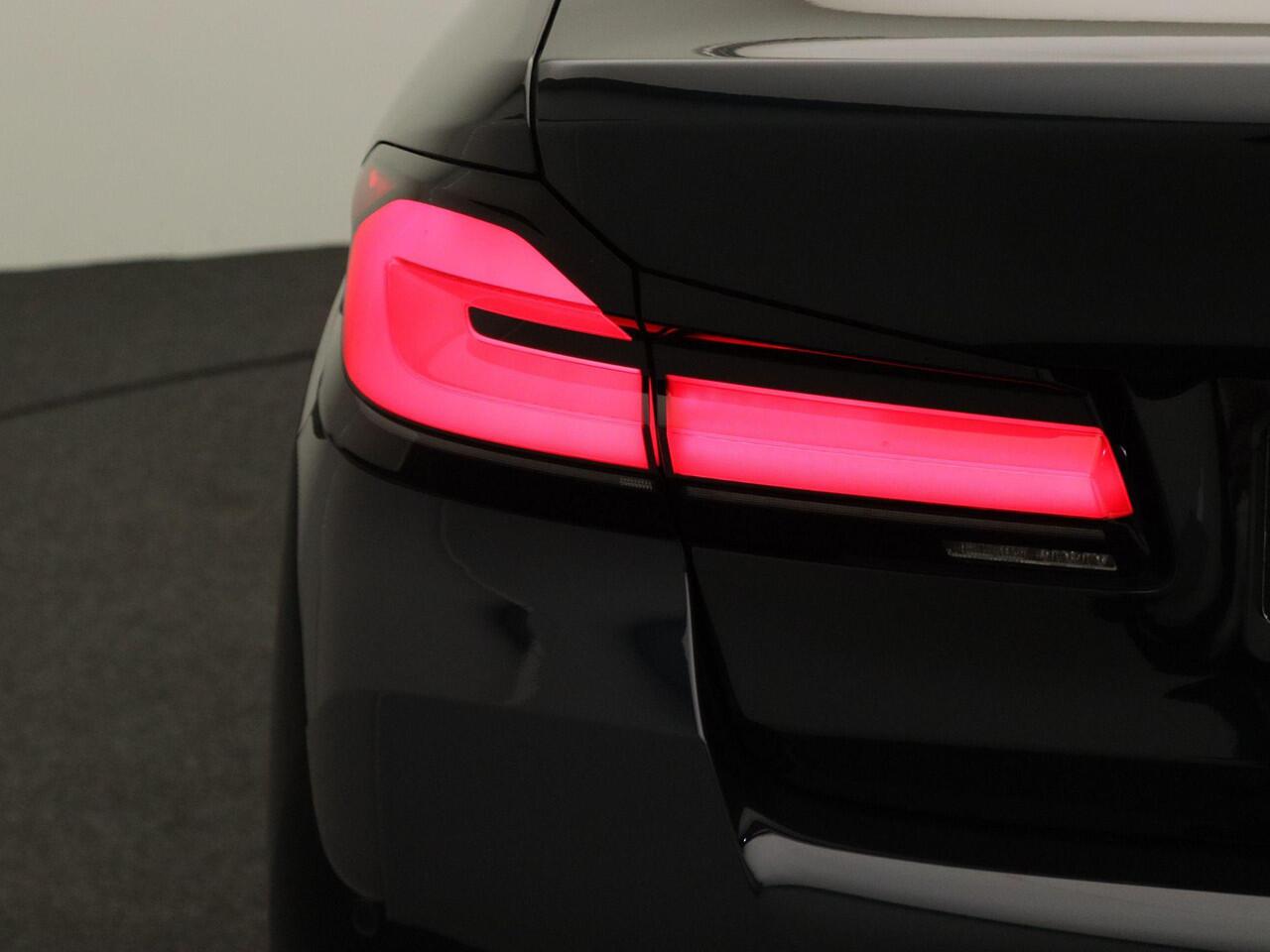 BMW 5-SERIE Sedan 540i M Sportpakket | Laserlicht | Head-Up Display | Harman Kardon | Elek. Stoelen met Geheugen | 20"