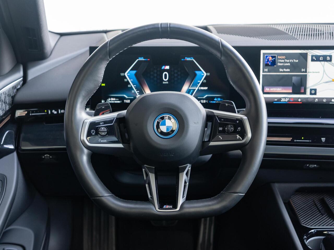BMW 5-SERIE Touring 530e xDrive | M Sportpakket Pro | Innovation Pack | Bowers & Wilkins | Verwarmd Stuurwiel | Comfort Access | Panoramadak | Trekhaak