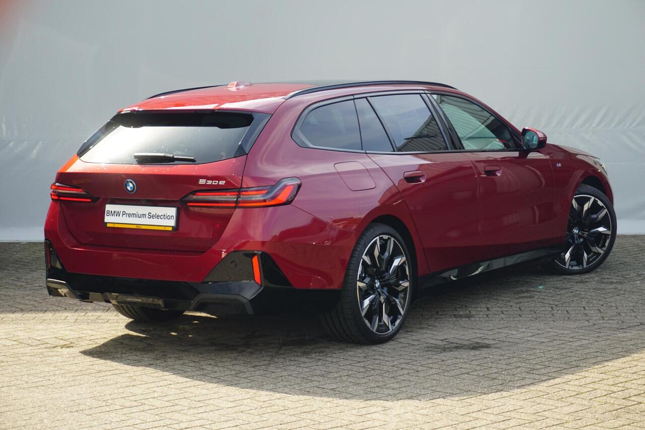 BMW 5-SERIE Touring 530e M Sport Pro | Trekhaak / Comfortstoelen Elektrisch met geheugen / Panoramadak / Head-up / Rondomzicht camera's / Stoelverwarming Voor & Achter