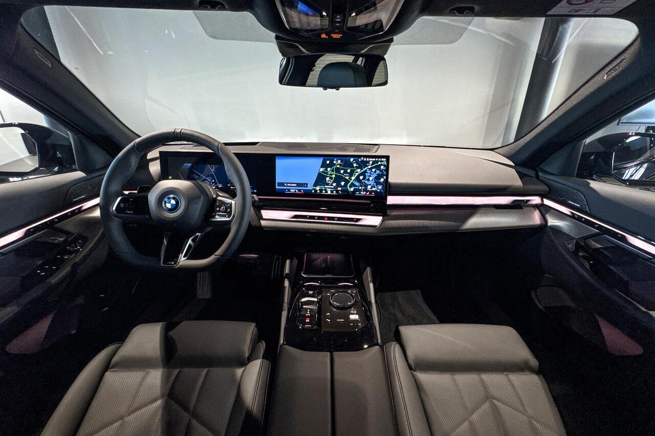 BMW 5-SERIE Touring 530e M Sport Edition | Glazen Panoramadak | Harman Kardon | Stoelventilatie |