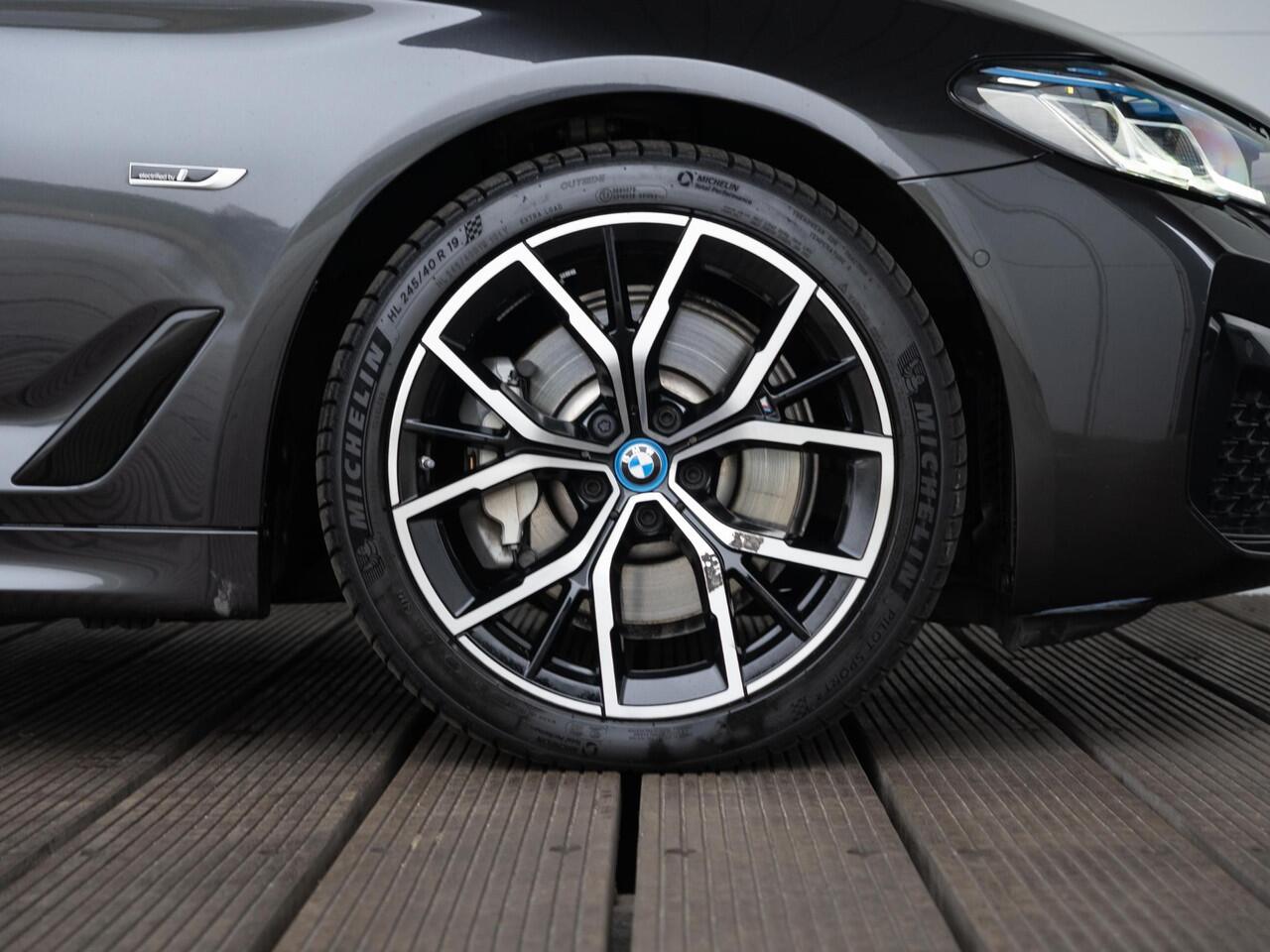 BMW 5-SERIE Touring 530e | M Sportpakket | Innovation Pack | 19 inch | Driving Assistant | BMW Laserlight | Head Up Display | Trekhaak