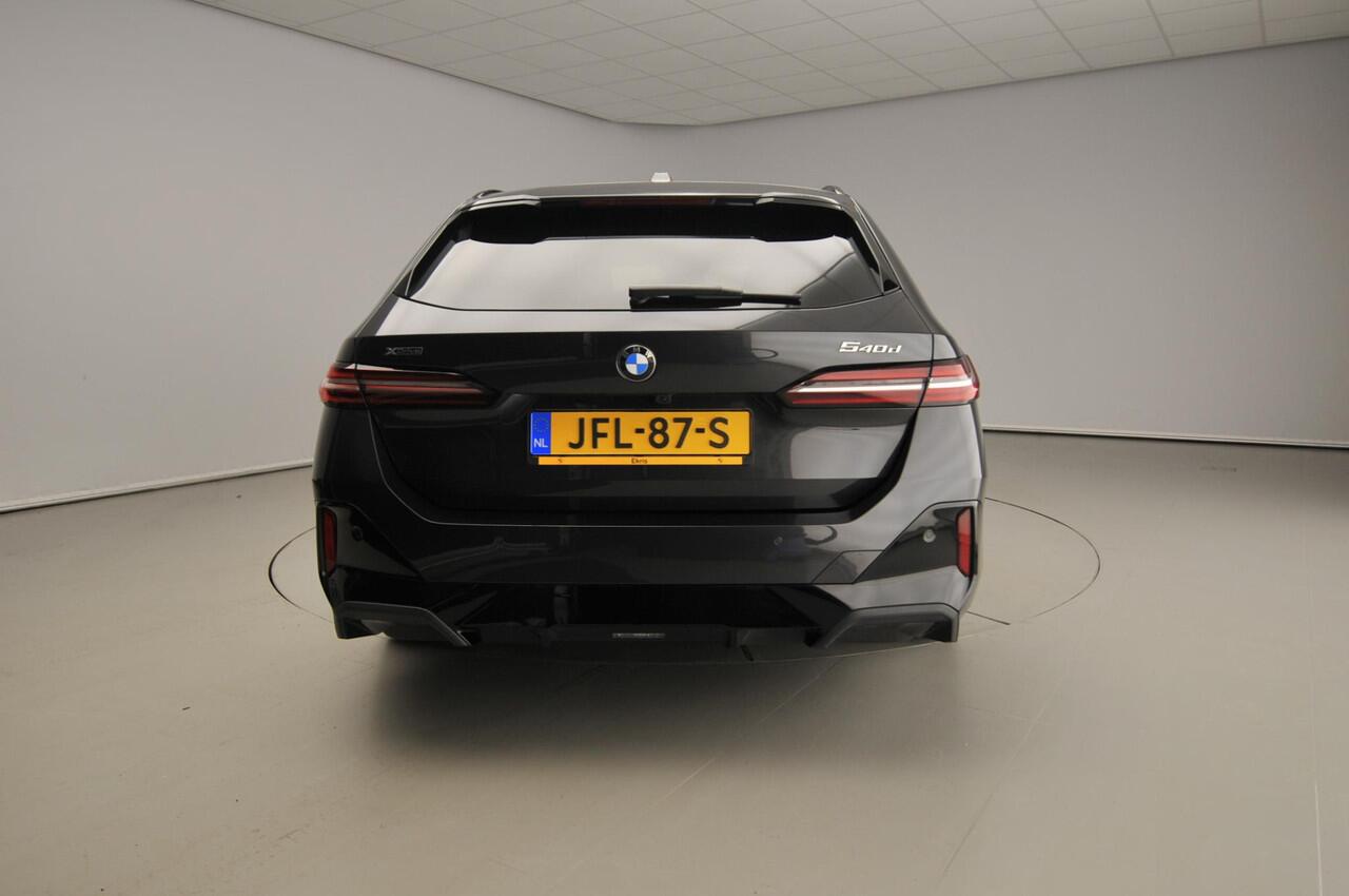 BMW 5-SERIE Touring 540d xDrive | M-Sportpakket | LED | HUD | Schuifdak | Active cruise | Trekhaak | DAB | Bowers & Wilkins sound | Alu 19 inch