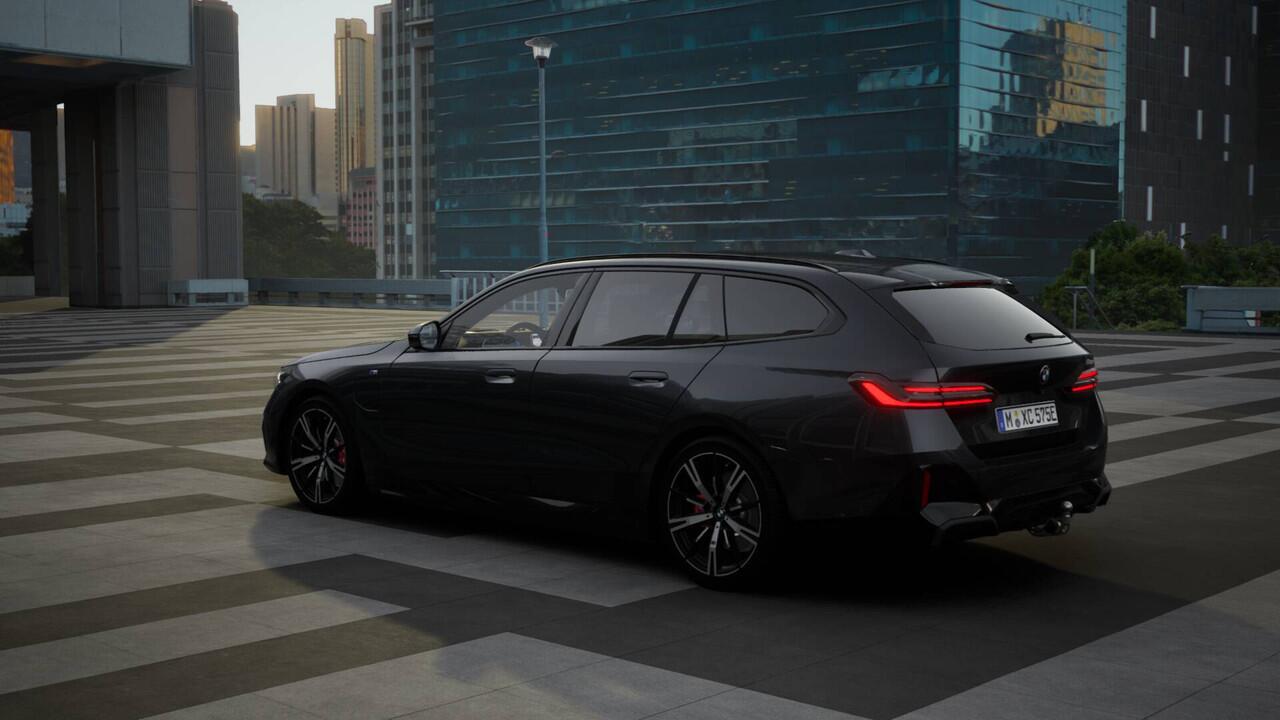 BMW 5-SERIE Touring 530e M Sport Automaat / Panoramadak / Trekhaak / Adaptieve LED / Comfort Access / Parking Assistant Plus / Stoelventilatie / Stuurverwarming